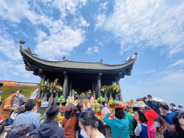 四面八方游客赴安子铜寺前来拜佛。