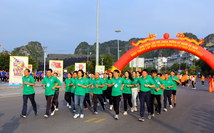 开幕式结束后，代表们立即参加跑步赛。