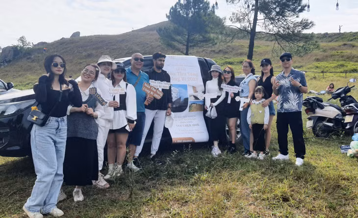 游客在凤凰山顶打卡。