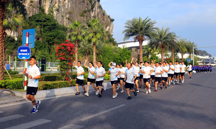 参赛团又跑又喊加油口号。