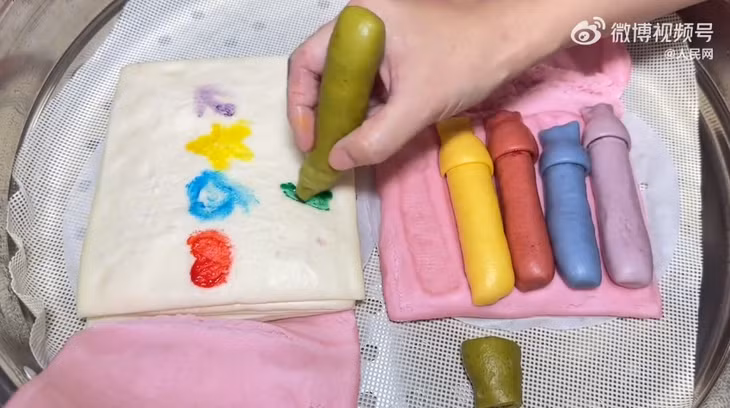 花饽饽竟能做出水彩笔还能出墨 ảnh 3