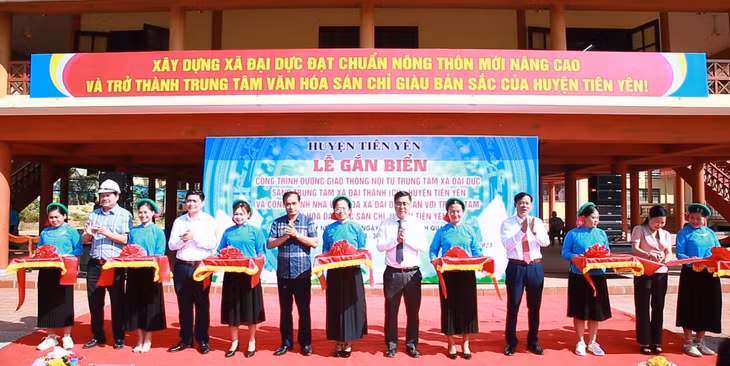 先安县领导参加大翊乡山泽（Sán Chỉ）族文化馆项目落成典礼的剪彩仪式。