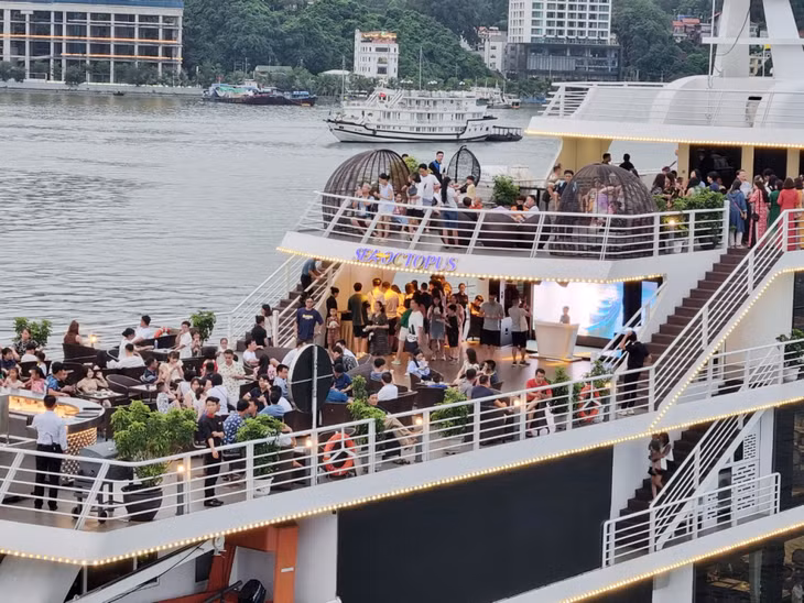 今年9月份，下龙接待游客量64万人次，同不必增长近50%。其中，国际游客人数97.2万人次、旅游营收额14080亿越盾，同比增长46%。