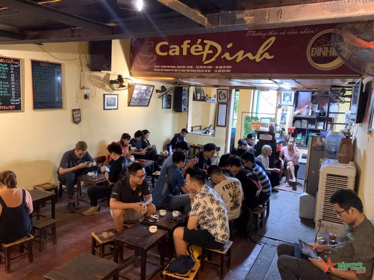 越南人在咖啡店享用咖啡Người Việt thưởng thức cà phê trongquán