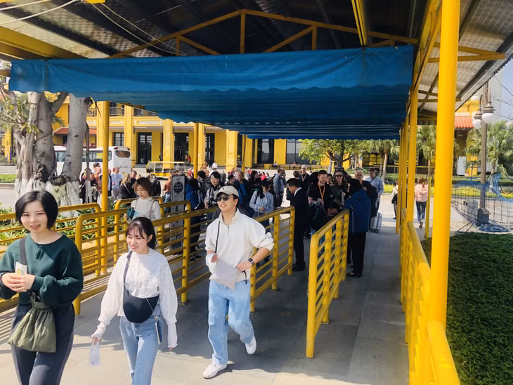 近年来，世界自然遗产下龙湾吸引众多国内外游客。