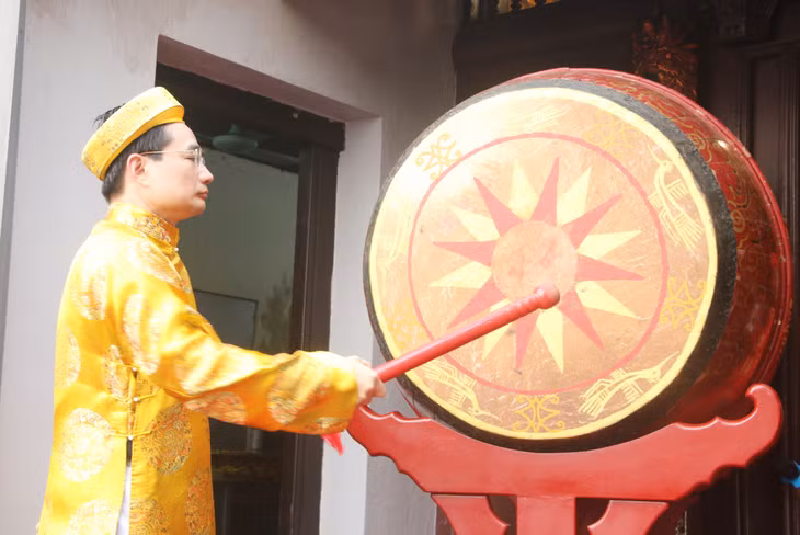 锦普市委书记阮英秀打鼓宣布2024年翁门祠庙会正式开始。