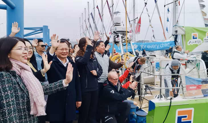 广宁省人委会主席高翔辉和代表们、人民、水手家人挥手告别，预祝船队一路顺风。