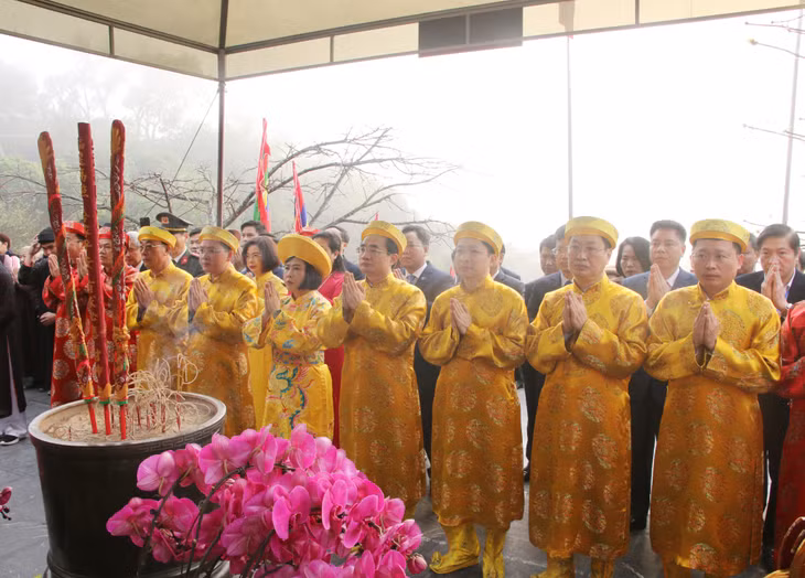 锦普市领导举行上香迎神仪式。
