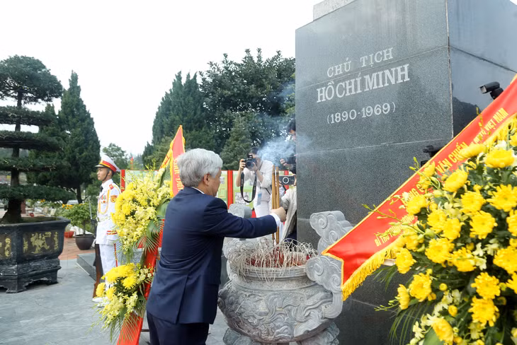 越共党中央书记处书记、越南祖国阵线中央委员会主席杜文战向胡志明主席纪念碑进香