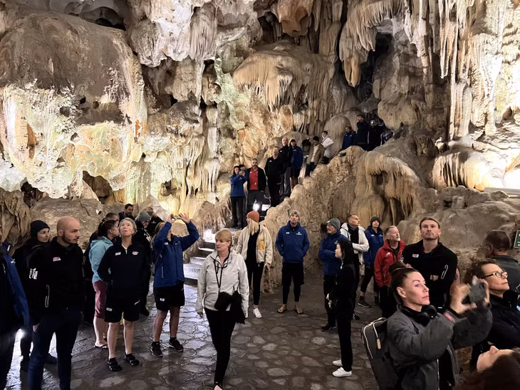 天宫洞是水手们在探索下龙湾之旅的第一站。
