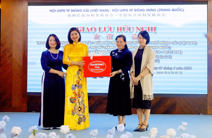 越南芒街与中国东兴妇女举办友好交流活动 ảnh 1