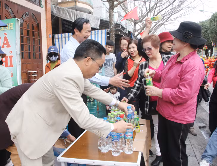 很多家庭为参加翁门祠庙会的当地人和游客免费提供饮用水。这一美好行为有助于锦普市推动文明生活习惯的建设。