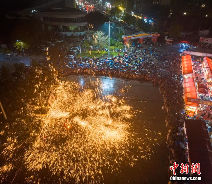 千年绝技“打铁花”上演中国式浪漫 ảnh 4