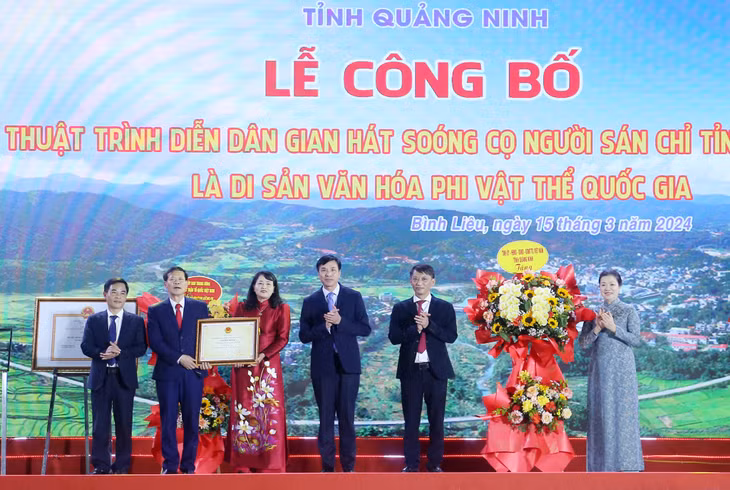 越南祖国阵线委员会副会长张氏玉映向平辽县颁发越南体育与旅游部承认签发广宁省山指（Sán Chỉ）族双顾（Soóng Cọ）民间艺术国家非物质文化遗产荣誉称号的决定。