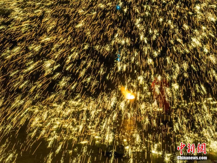 千年绝技“打铁花”上演中国式浪漫 ảnh 3