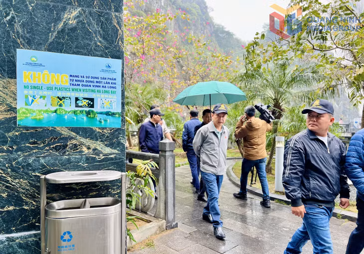 在下龙湾上减少塑料垃圾宣传海报贴在各景点游客易于看见之处。