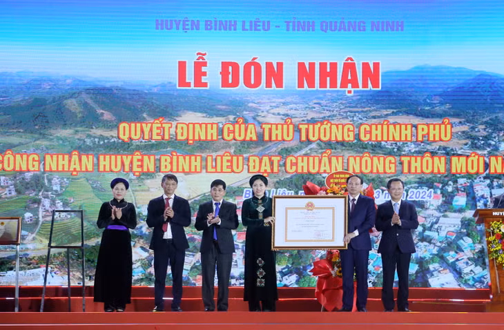 受政府总理的委托，越共党中央委员、广宁省省委书记、人民议会主席阮春记和广宁省委副书记、人民委员会主席高翔辉向为平辽县颁发了本县达到新农村标准的决定。