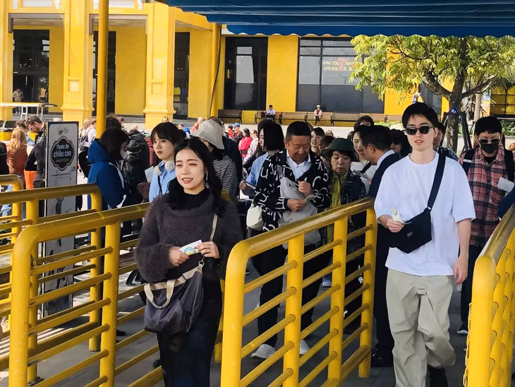 游客准备参观下龙湾。
