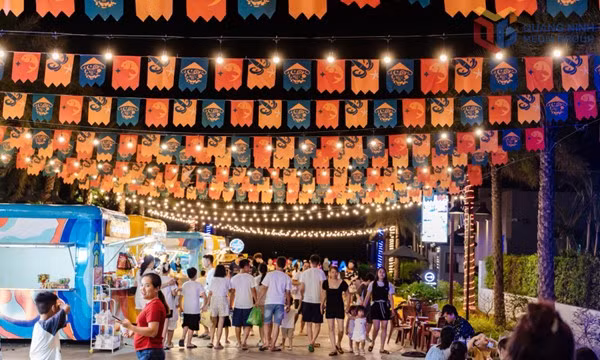 索纳西亚夜市吸引当地人和游客前来体验购物。