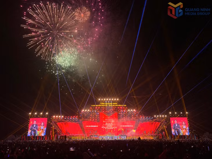 艺术演出结合烟火效果，令观众情感迸发。