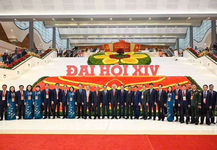 广宁省委代表团与党和国家领导人、原党和国家领导人合影。