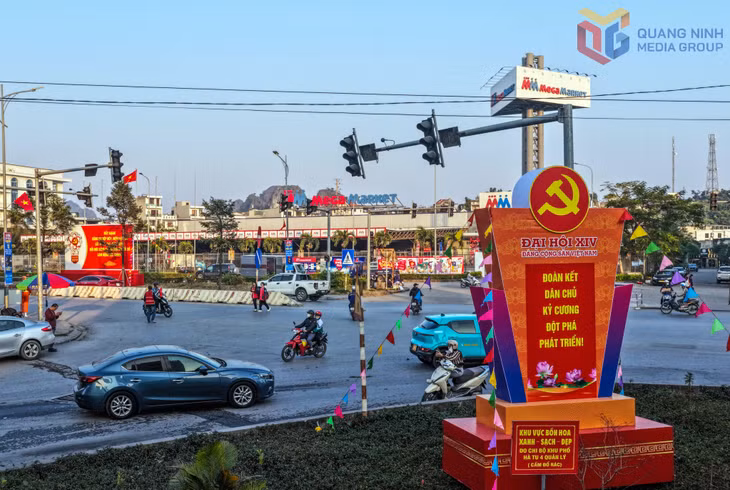 在河修坊中心道路上放置了一个代表越共十四大口径的模型。