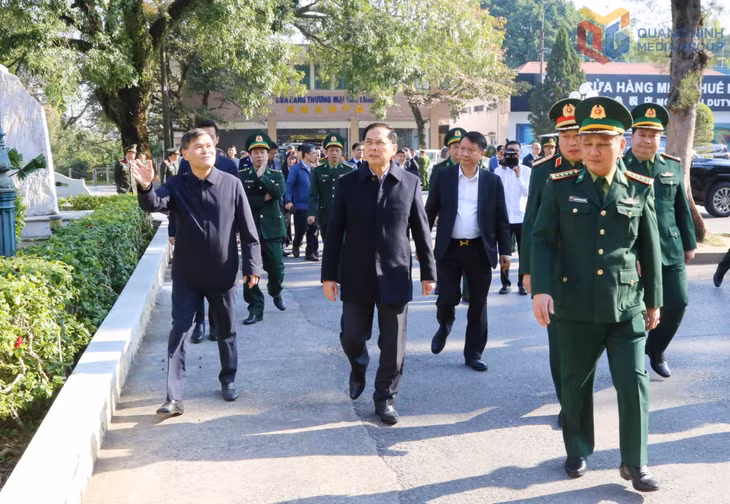 越南副总理裴青山视察北仑一号口岸。
