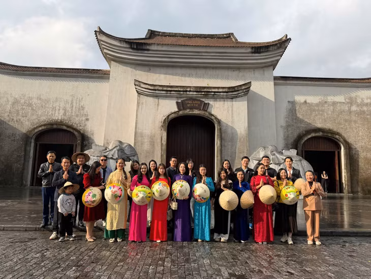考察团参观安子名胜遗迹区