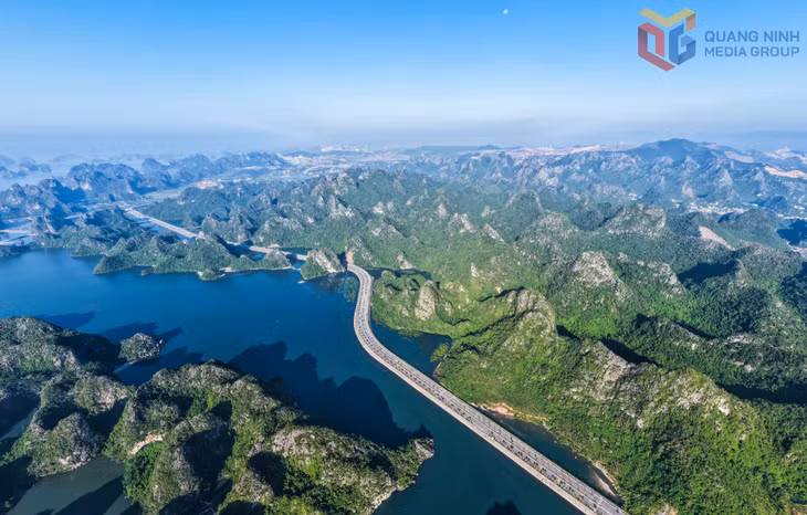 下龙 - 锦普沿海公路于2023年4月30日投入运营。该路段全长18.7公里，规模为双向6车道，连接下龙市与锦普市，并将世界遗产下龙湾与拜子龙湾紧密相连。该线路在有效缓解18号国道交通压力的同时，也成为了广宁省独特的旅游景观亮点。