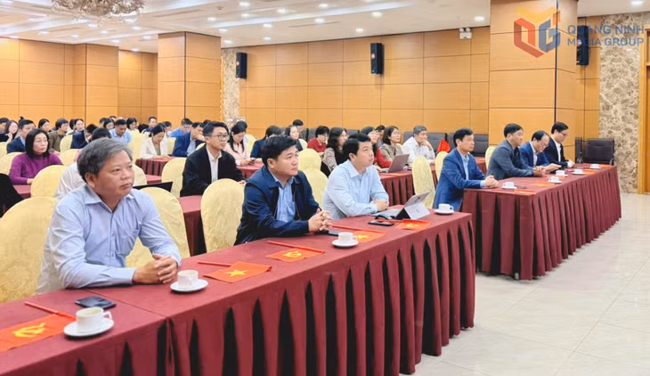 广宁省委宣传部、省委民运部及省直属机关党委干部在4号联机关办公楼观看大会直播。