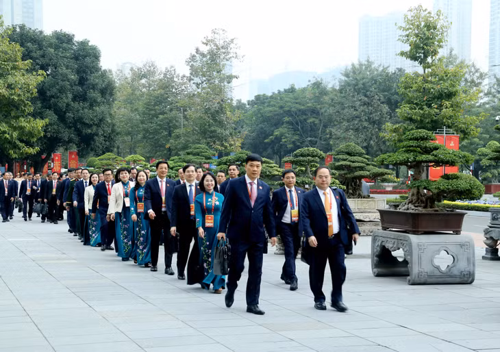 出席越共十四大的广宁省委代表团。