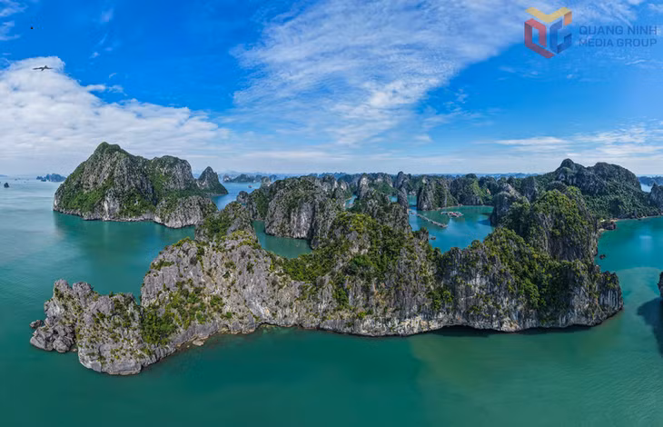 拜子龙湾目前拥有600多个大小不一的岛屿，包括石灰岩岛和砂岩岛。从空中俯瞰，层层叠叠的岩石山脉宛如雄伟的城墙。