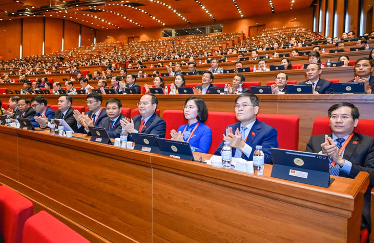 广宁省委代表团代表出席全会讨论。