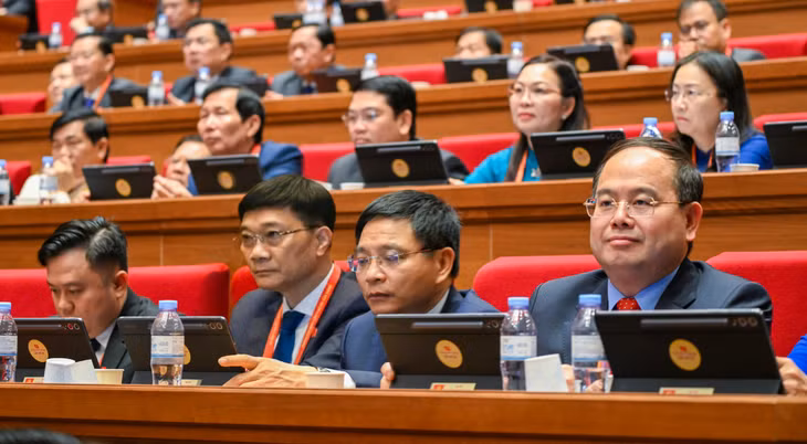 广宁省委书记、国会代表团团长、广宁省委代表团团长管明强同志与代表们出席会议。
