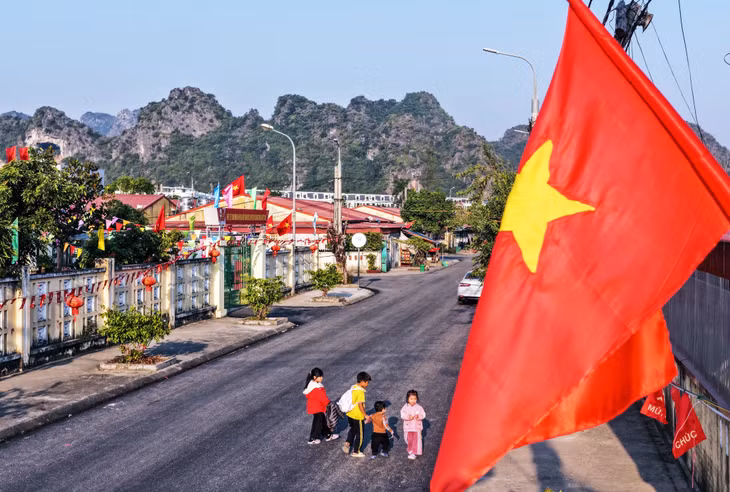 从各街道路到每个民居区到处都挂瞒着红底黄兴旗帜的鲜艳色彩。
