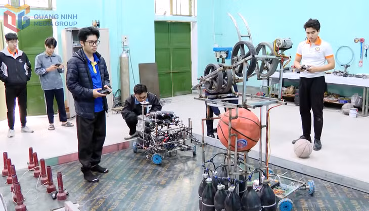 广宁工业大学学生正在研究并组装机器人，参加2025年越南机器人大赛（Robocon）。