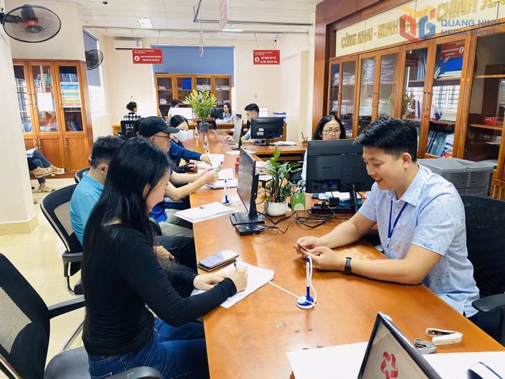 下龙坊公共行政服务中心干部受理民众的行政手续。