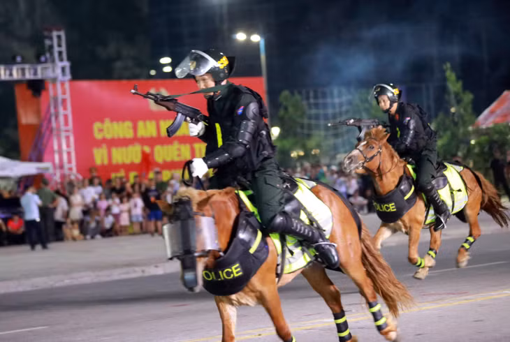 机动警察骑警团的骑兵表演。