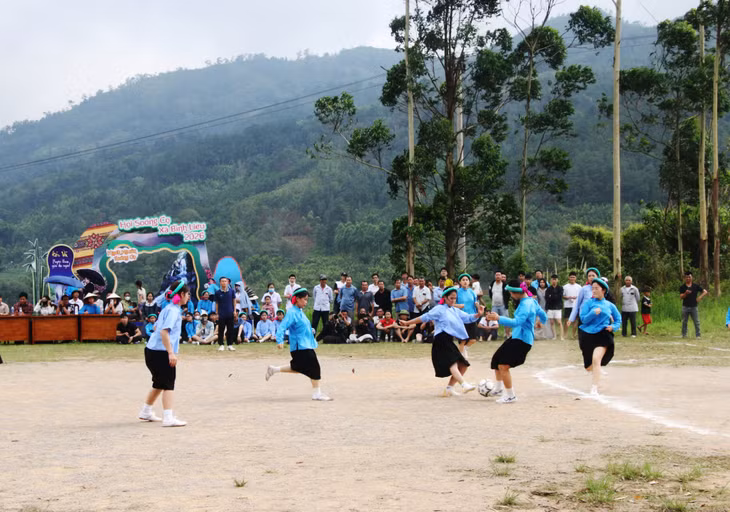 山指（Sán Chỉ）族女子足球比赛