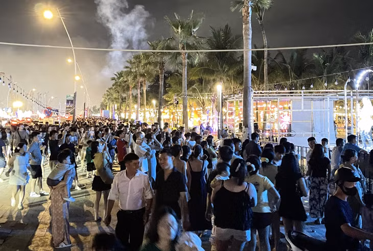 各大娱乐场所聚集了大量市民与游客前来游玩体验。