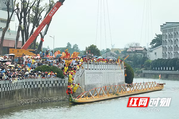 “百米龙舟”登江瞬间 “Thuyền rồng trăm mét” được đưa xuống sông