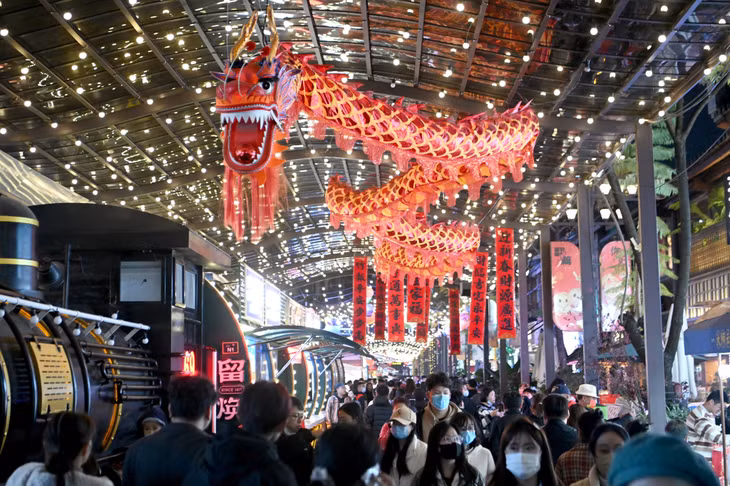 1月14日，云南省昆明市南强街巷夜市张灯结彩，人头攒动，年味渐浓 Ngày 14/1/2023, chợ đêm đường phố Nam Cường, thành phố Côn Minh, tỉnh Vân Nam treo đèn kết hoa, người qua lại nhộn nhịp, rộn ràng không khí ngày Tết.