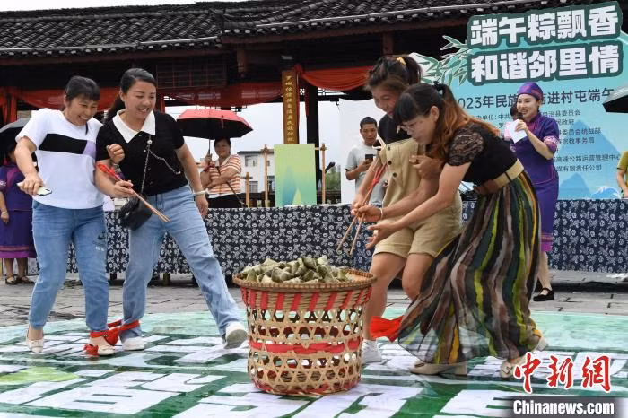 民众在参加抢粽子比赛。 Người dân tham gia cuộc thi giành bánh chưng