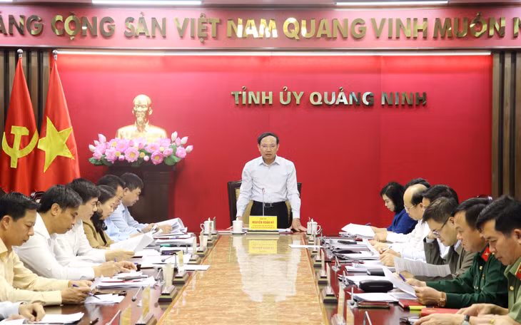 我省省委书记、省人民议会主席阮春记在工作会议上发表讲话。