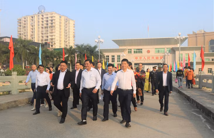 东兴市代表团对广宁省进行实地考察。