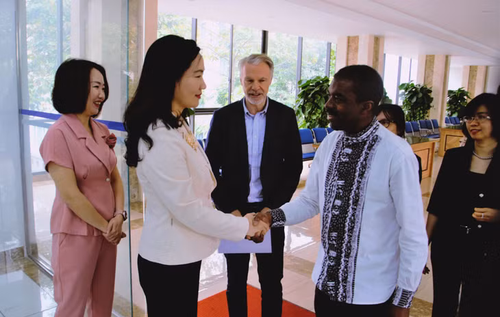 我省人民委员会副主席阮氏幸对世界遗产中心主任阿索寞（Lazare Eloundou Assomo）一行表示热烈的欢迎。