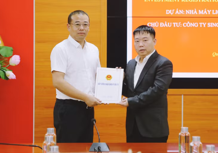 广宁省经济园区管委会向投资总额1500万美元设在东梅工业园区核心硬件工厂项目颁发投资证书。