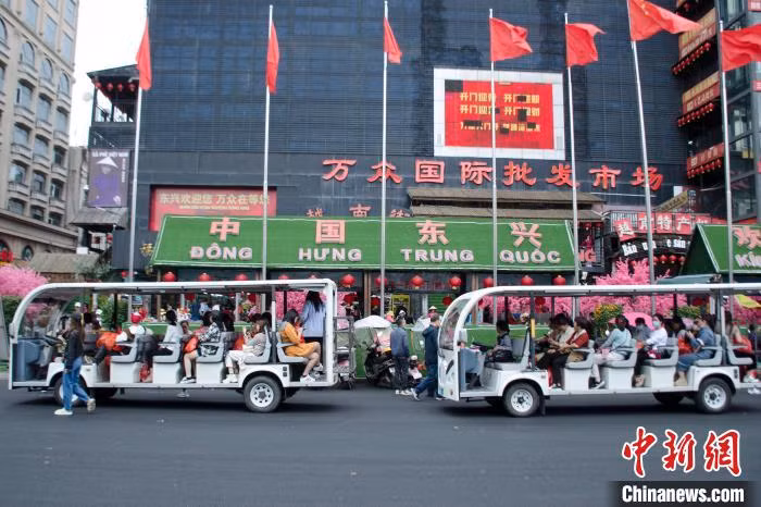 图为游客在东兴国门景区。 Hình ảnh du khách tại Khu du lịch Quốc Môn Đông Hưng.