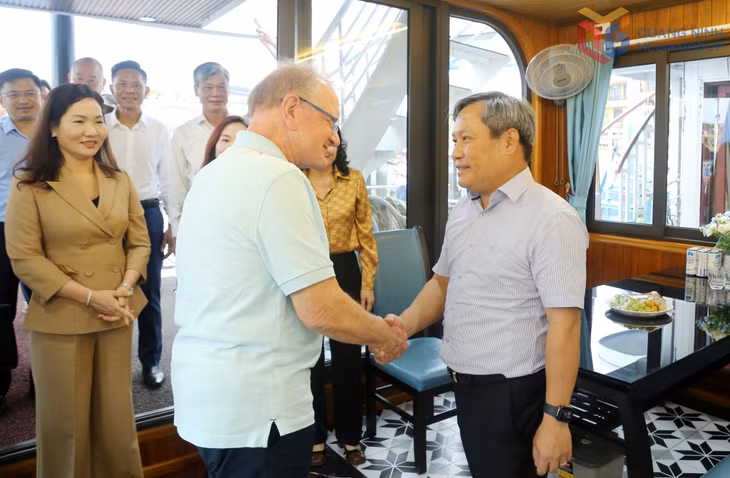 广宁省省委书记武大胜会见美国哈佛商学院前副院长、迈阿密赫伯特商学院前院长约翰·安东尼·奎尔奇教授。