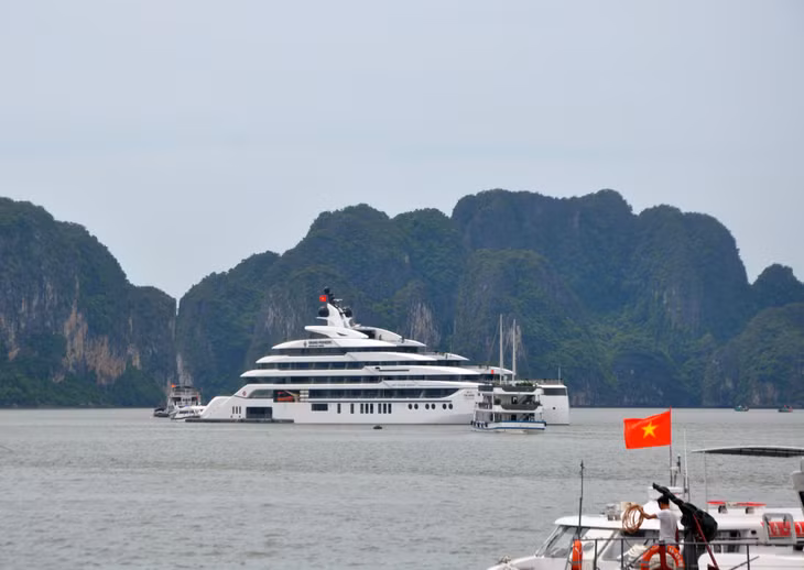 豪华游轮在下龙湾上运行